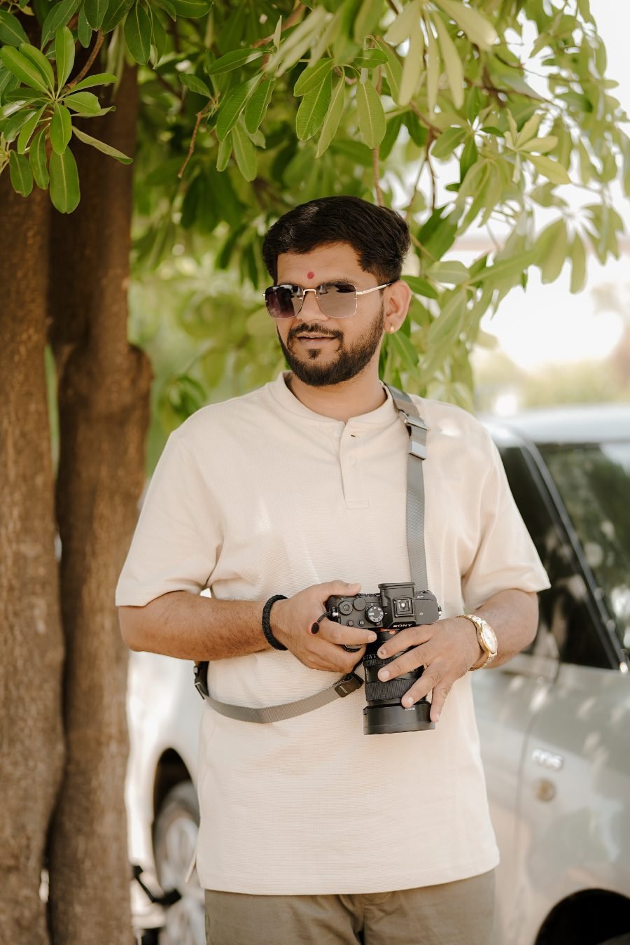 Eshwar Jadhav, wedding photographer in Ahilyanagar, holding a camera